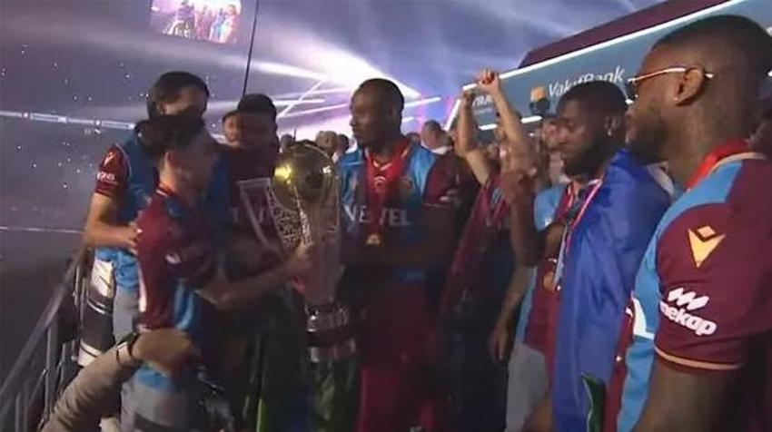 Trabzonspor şampiyonluğunu kutluyor! Duygusal anlar, geceye damga vurdu! Muhteşem görüntüler...