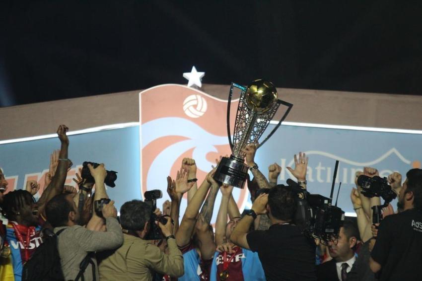 Trabzonspor şampiyonluğunu kutluyor! Duygusal anlar, geceye damga vurdu! Muhteşem görüntüler...