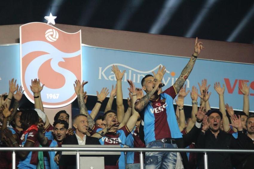Trabzonspor şampiyonluğunu kutluyor! Duygusal anlar, geceye damga vurdu! Muhteşem görüntüler...