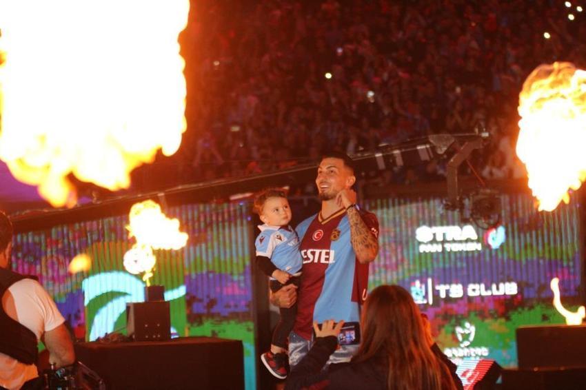 Trabzonspor şampiyonluğunu kutluyor! Duygusal anlar, geceye damga vurdu! Muhteşem görüntüler...