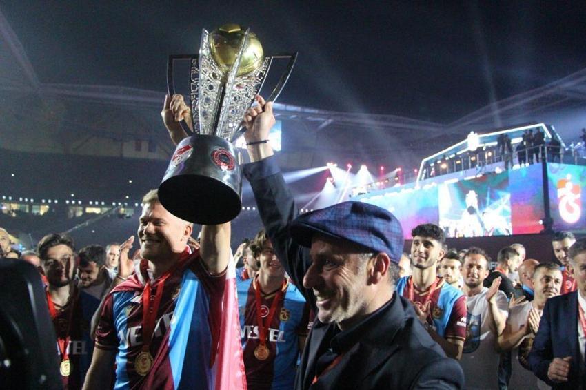 Trabzonspor şampiyonluğunu kutluyor! Duygusal anlar, geceye damga vurdu! Muhteşem görüntüler...