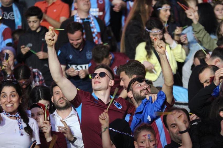 Trabzonspor şampiyonluğunu kutluyor! Duygusal anlar, geceye damga vurdu! Muhteşem görüntüler...