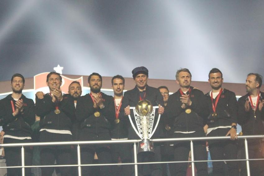 Trabzonspor şampiyonluğunu kutluyor! Duygusal anlar, geceye damga vurdu! Muhteşem görüntüler...