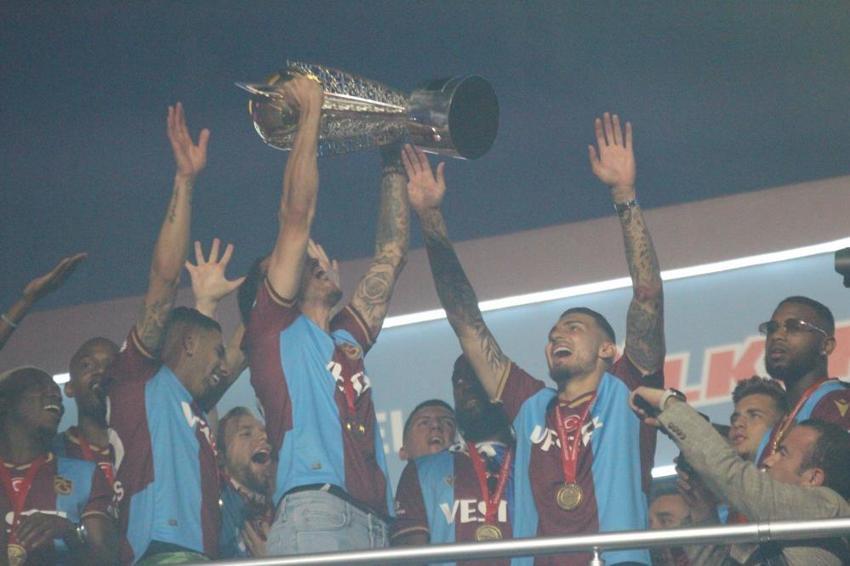 Trabzonspor şampiyonluğunu kutluyor! Duygusal anlar, geceye damga vurdu! Muhteşem görüntüler...