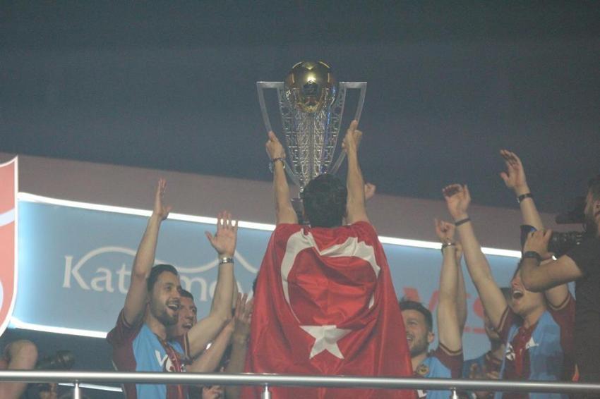 Trabzonspor şampiyonluğunu kutluyor! Duygusal anlar, geceye damga vurdu! Muhteşem görüntüler...