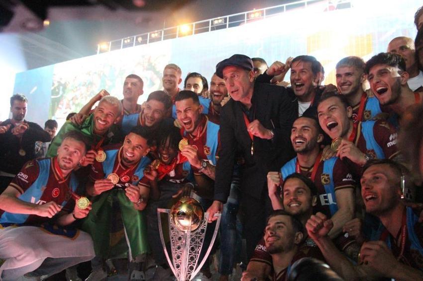 Trabzonspor şampiyonluğunu kutluyor! Duygusal anlar, geceye damga vurdu! Muhteşem görüntüler...