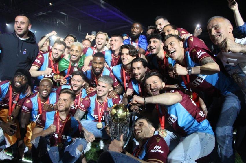 Trabzonspor şampiyonluğunu kutluyor! Duygusal anlar, geceye damga vurdu! Muhteşem görüntüler...
