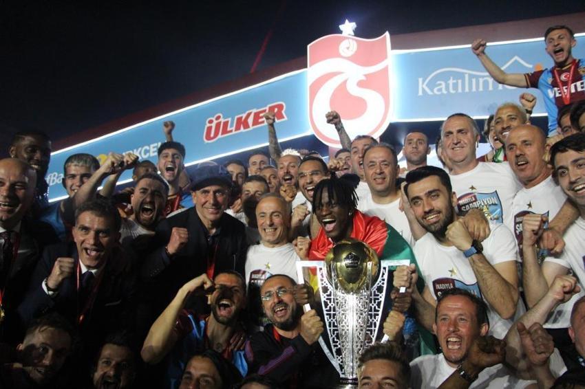 Trabzonspor şampiyonluğunu kutluyor! Duygusal anlar, geceye damga vurdu! Muhteşem görüntüler...