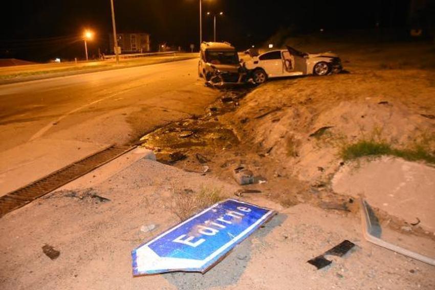 Edirne'de ticari araç otomobille çarpıştı: 4 yaralı