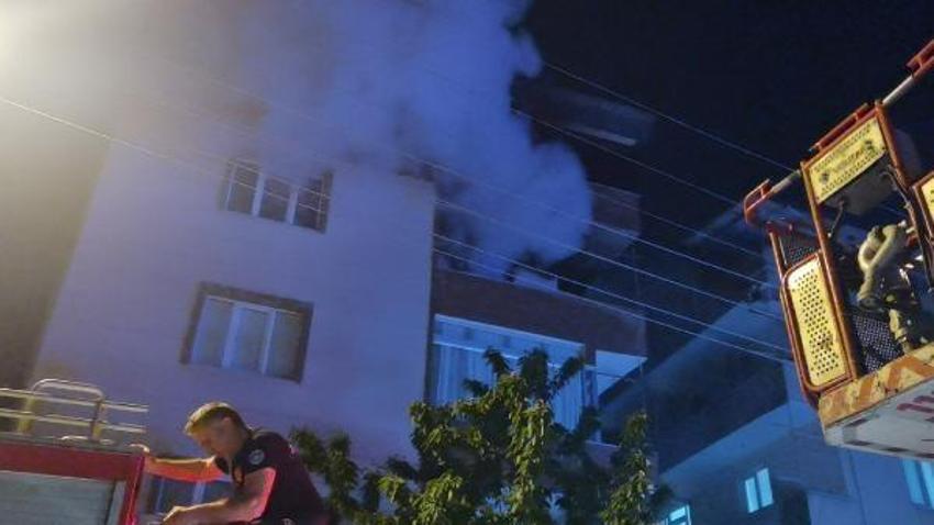 Yanan evini görünce gözyaşı döktü