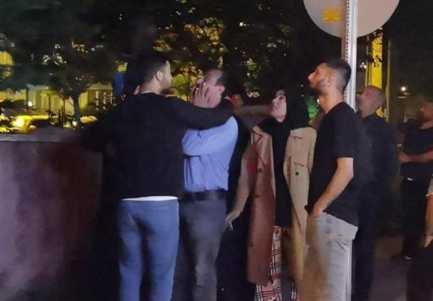 Yanan evini görünce gözyaşı döktü