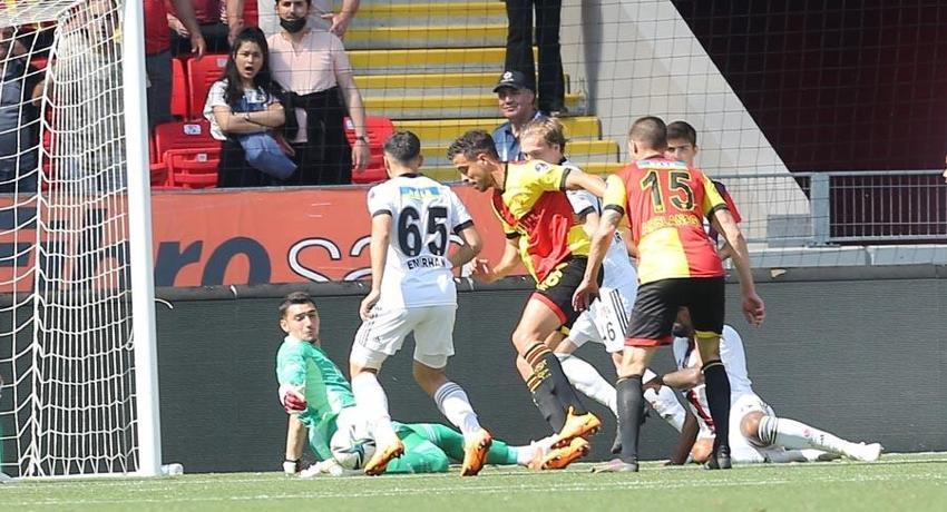 35 dakikada ortalık karıştı! Göztepe - Beşiktaş maçında 2 kırmızı ve şok tepki! 'Ne yapıyor bu çocuk?'