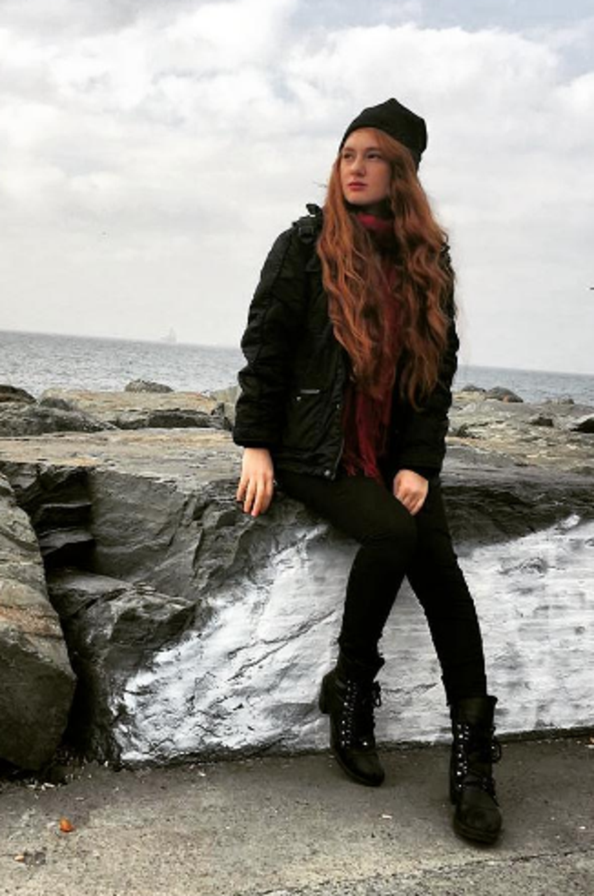 Gönül Dağı'nın Meryem'i Sevilay Gültekin'den mini etekli poz! "Kendine gel sen Meryem'sin"