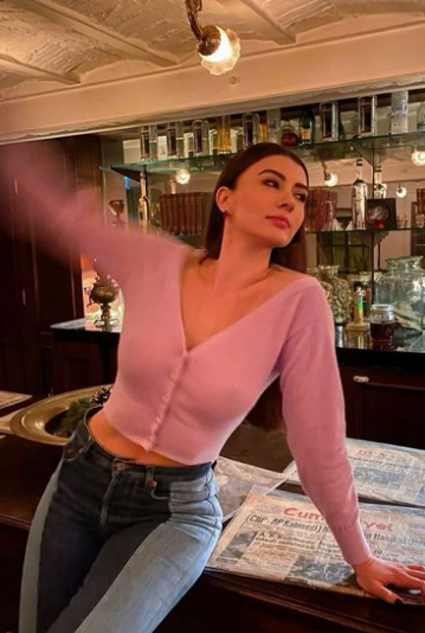 Burcu Özberk'in aklı tatilde kaldı!