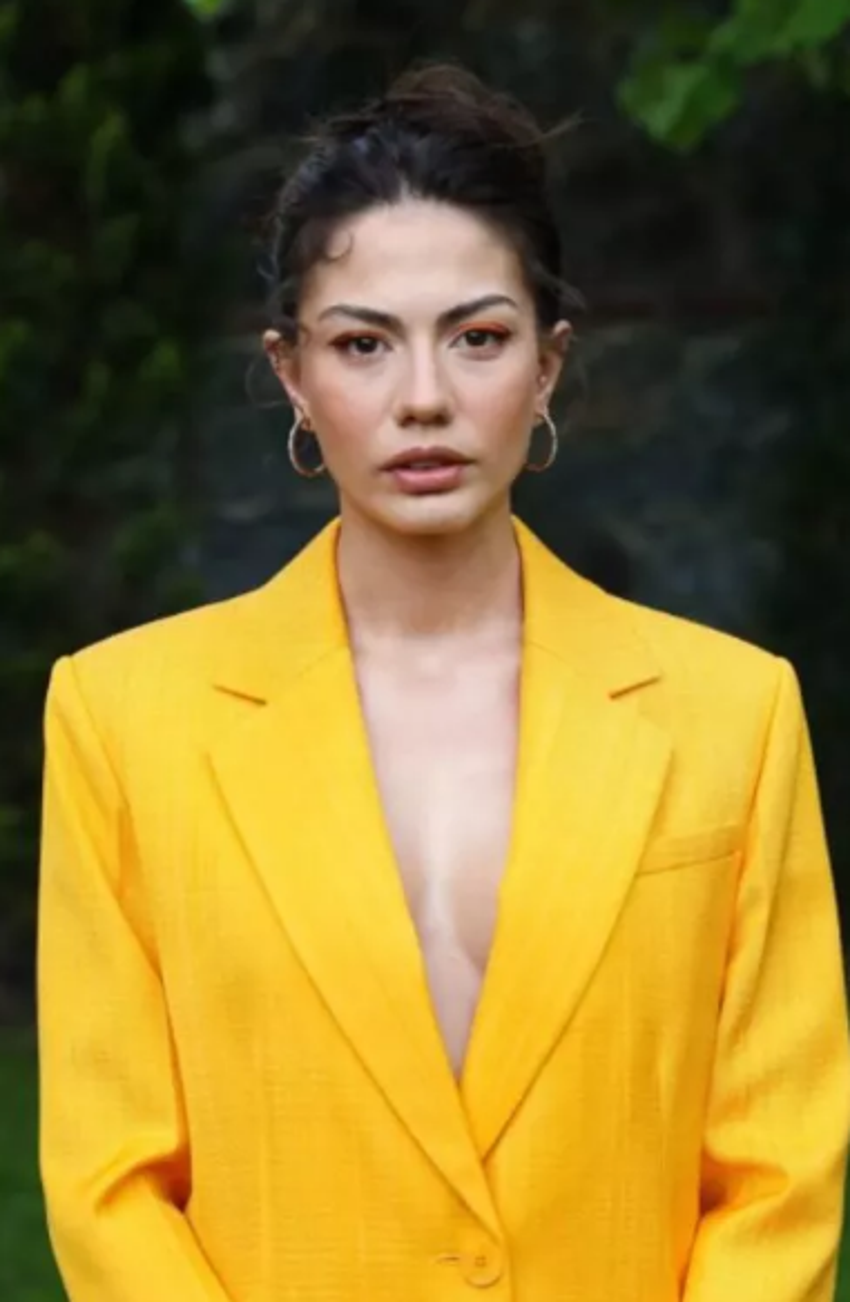 Demet Özdemir sütyensiz pozuyla olay yarattı!