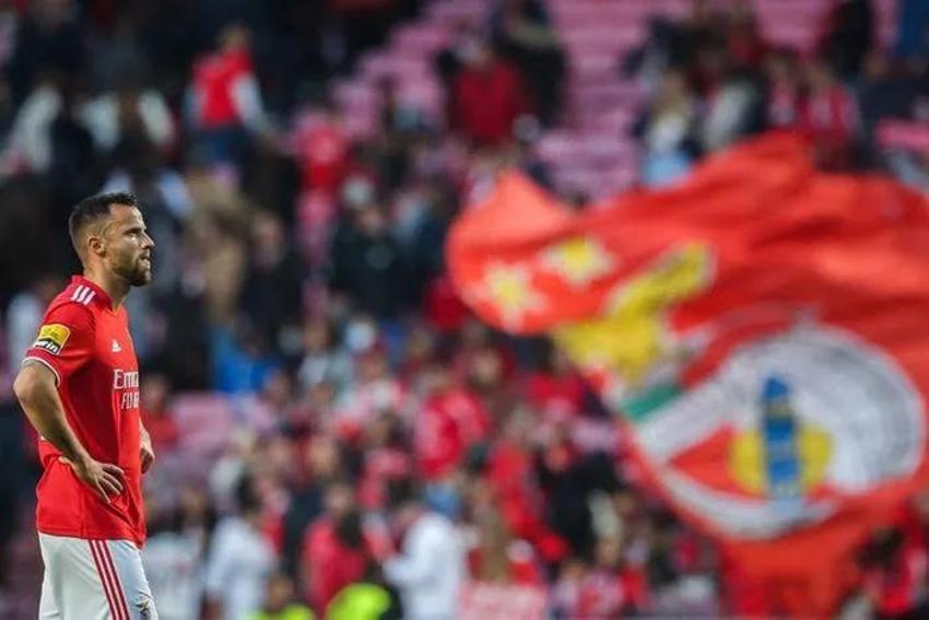 Fenerbahçe'den transferde ters köşe! Yıldız oyuncu gelmeye hazır!