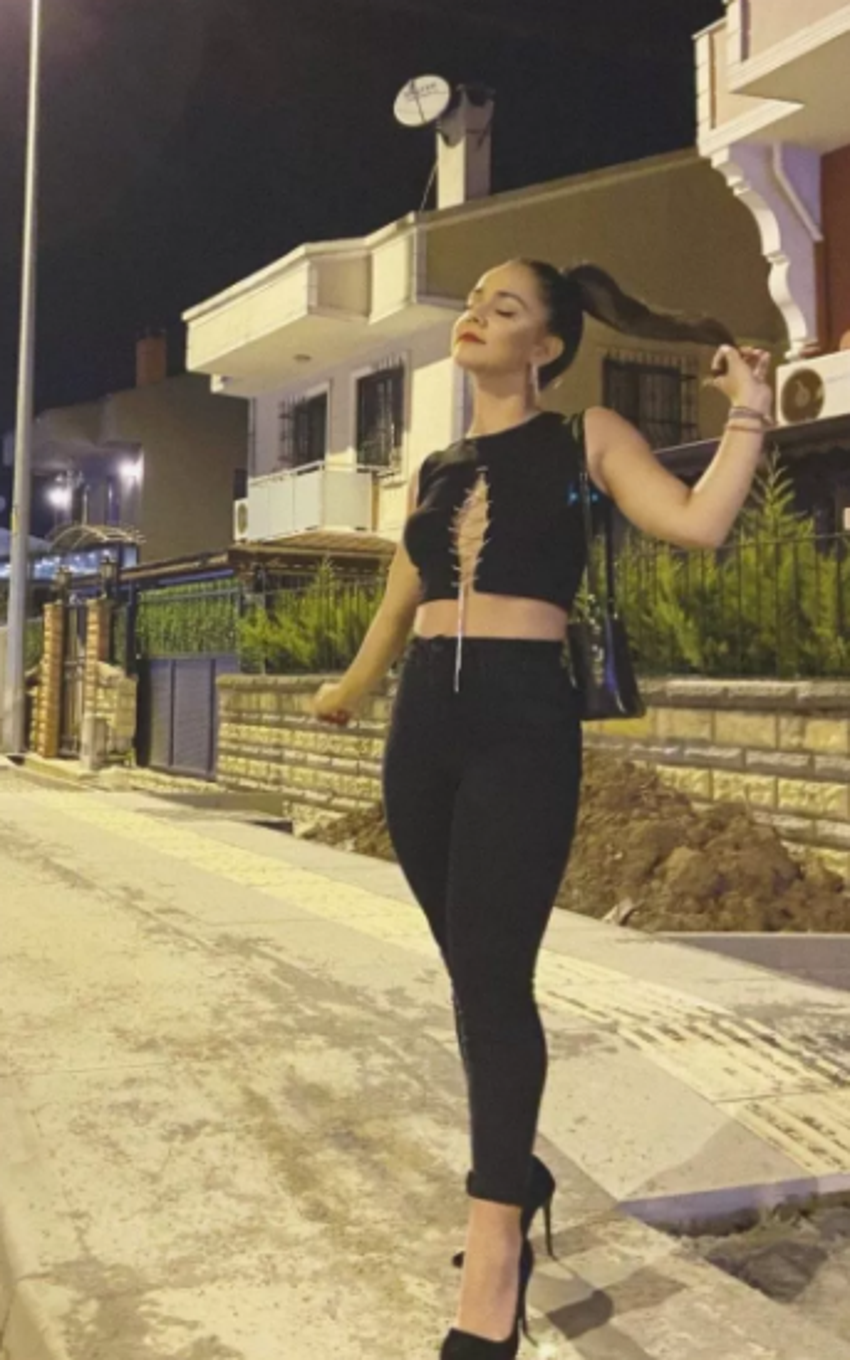 Eski Survivor yarışmacısı Aşkım Burçe'den sütyensiz poz! "Vücudun çok güzel"