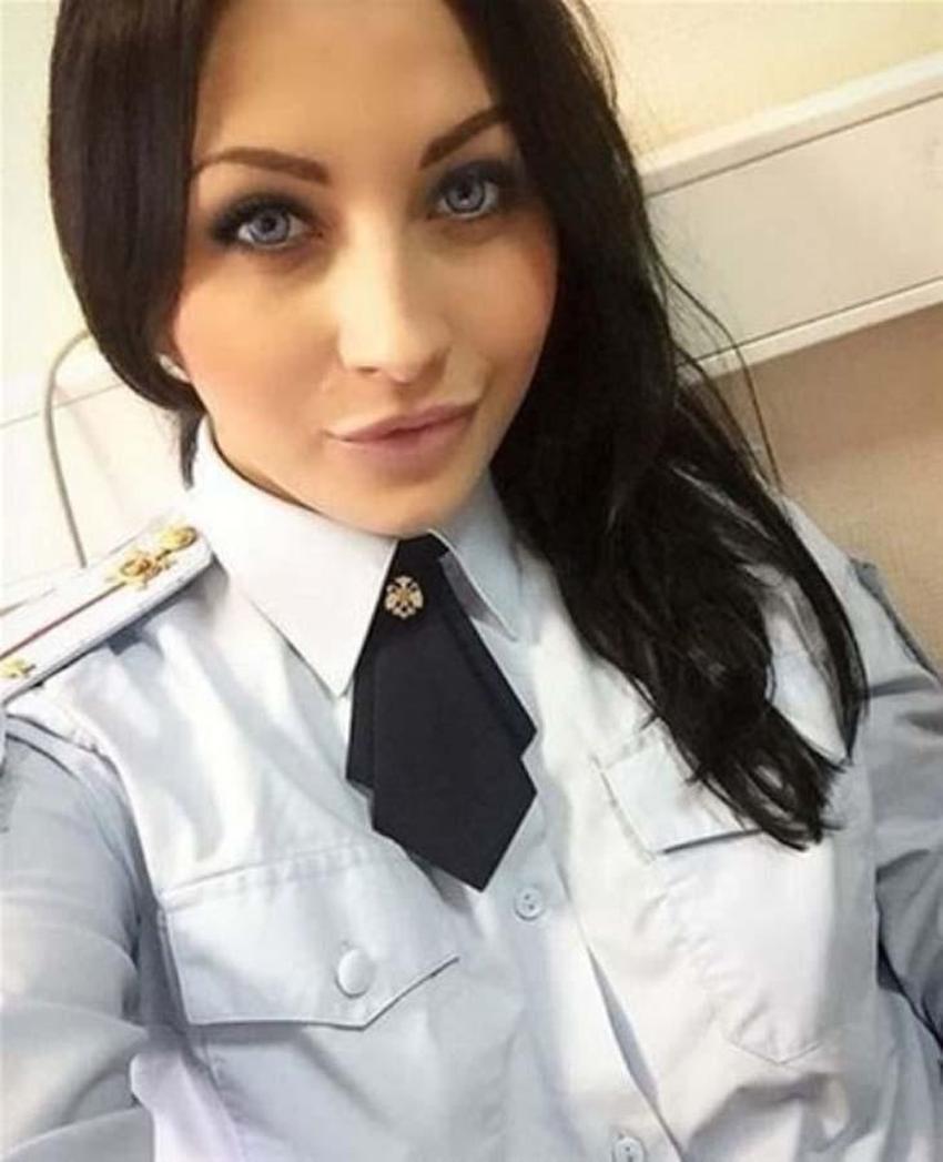 Kadın polisler pozlarını paylaştı sosyal medya karıştı! Rusya'dan gelen görüntüler olay oldu...