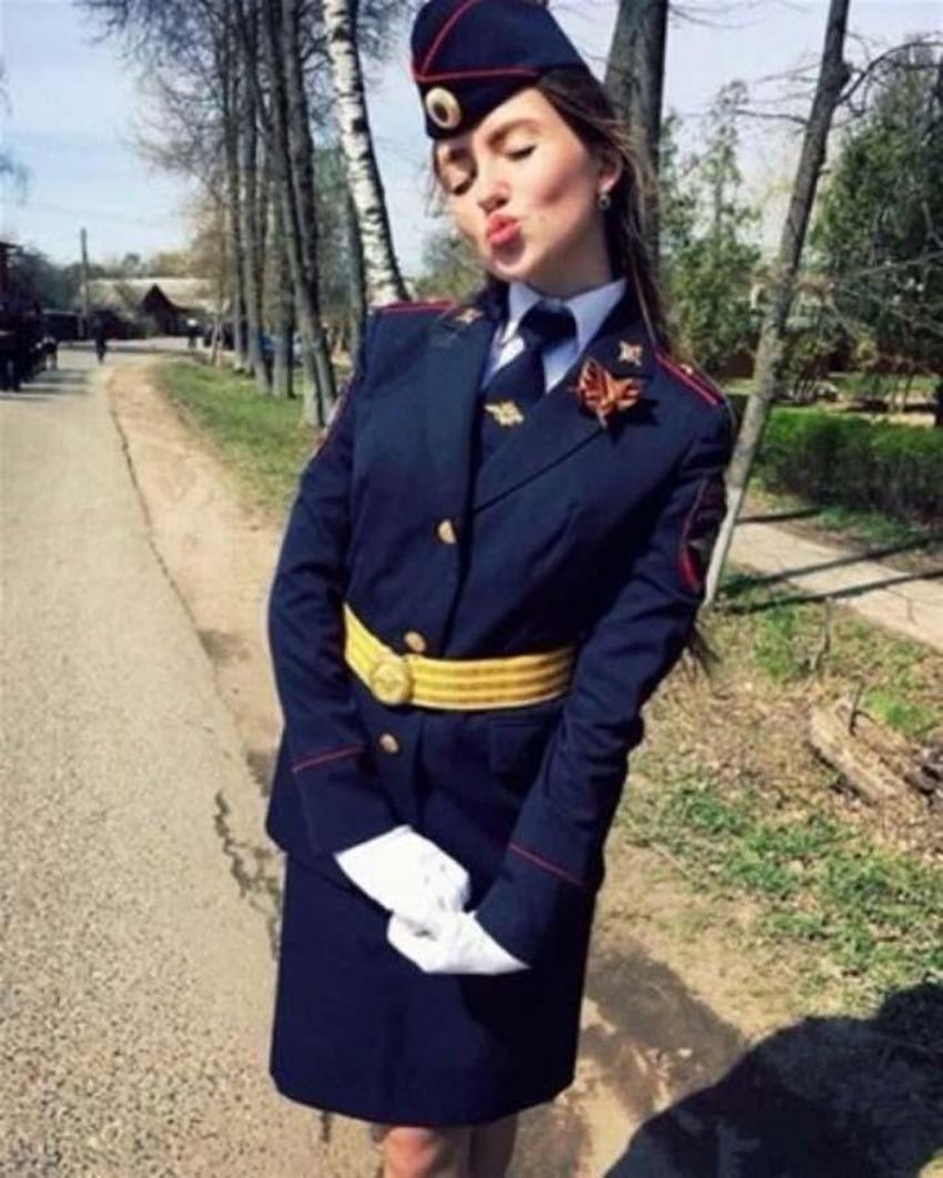 Kadın polisler pozlarını paylaştı sosyal medya karıştı! Rusya'dan gelen görüntüler olay oldu...