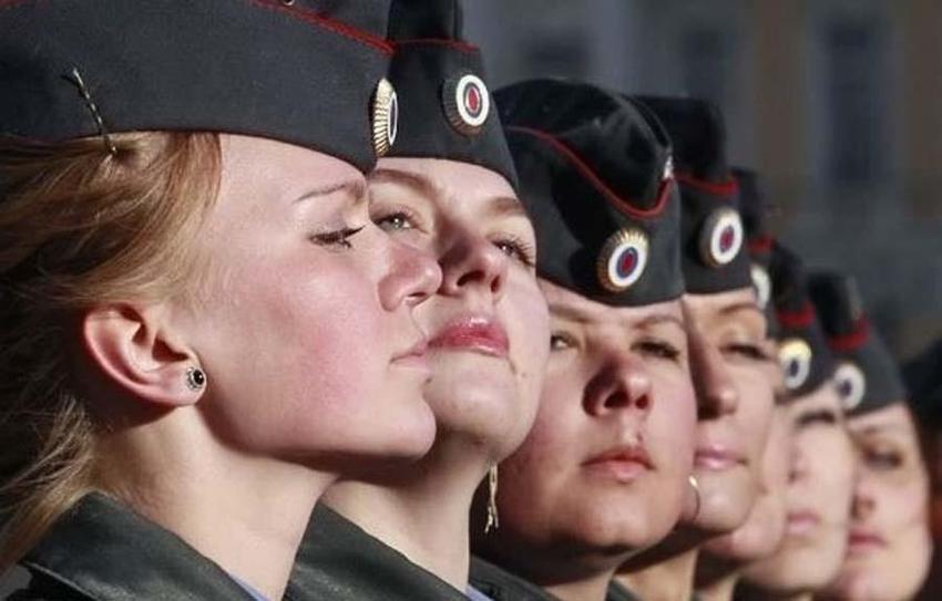Kadın polisler pozlarını paylaştı sosyal medya karıştı! Rusya'dan gelen görüntüler olay oldu...