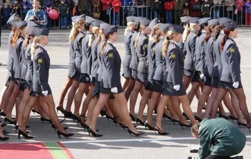 Kadın polisler pozlarını paylaştı sosyal medya karıştı! Rusya'dan gelen görüntüler olay oldu...