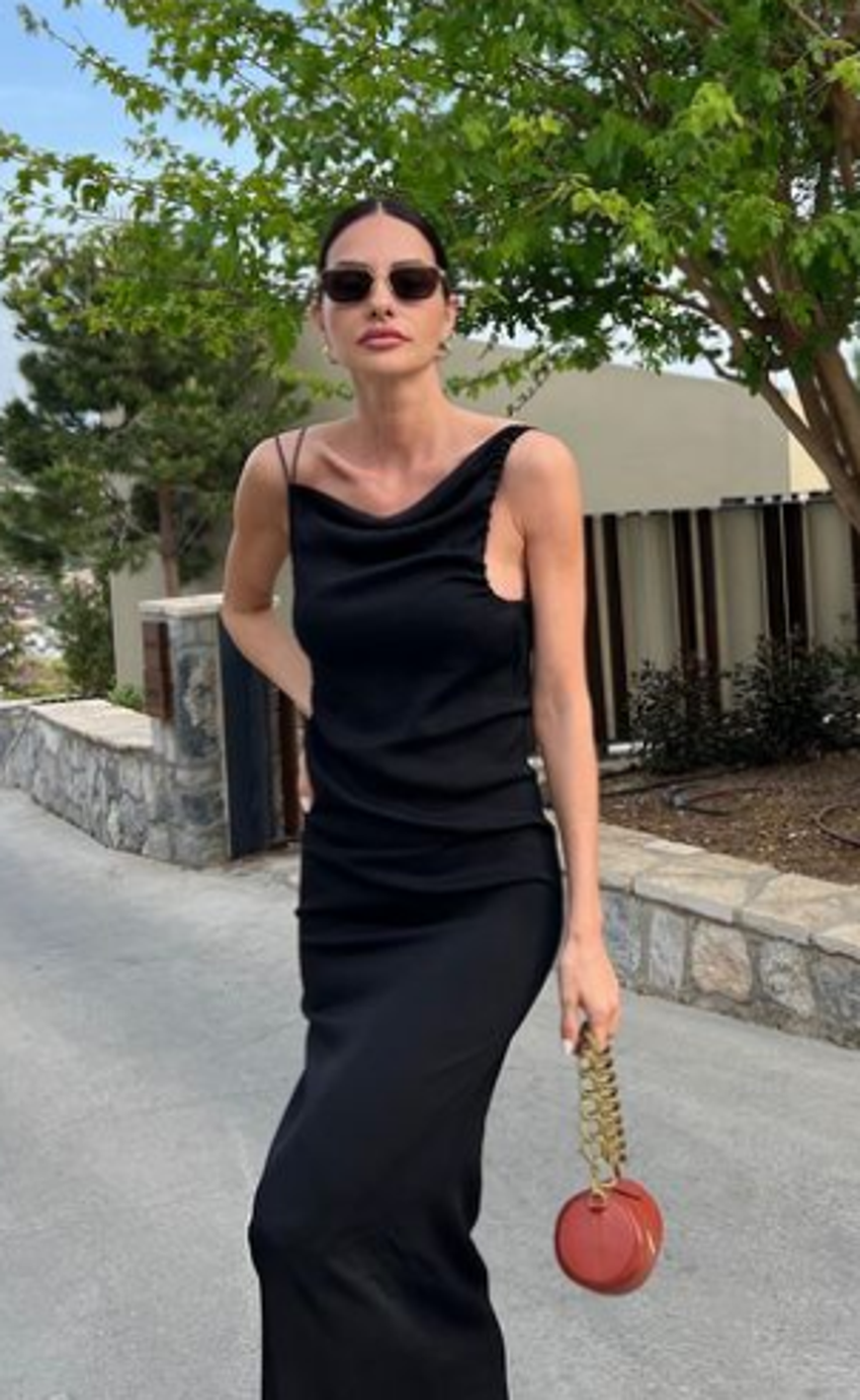 Yasemin Özilhan ayna pozuyla gündem oldu!