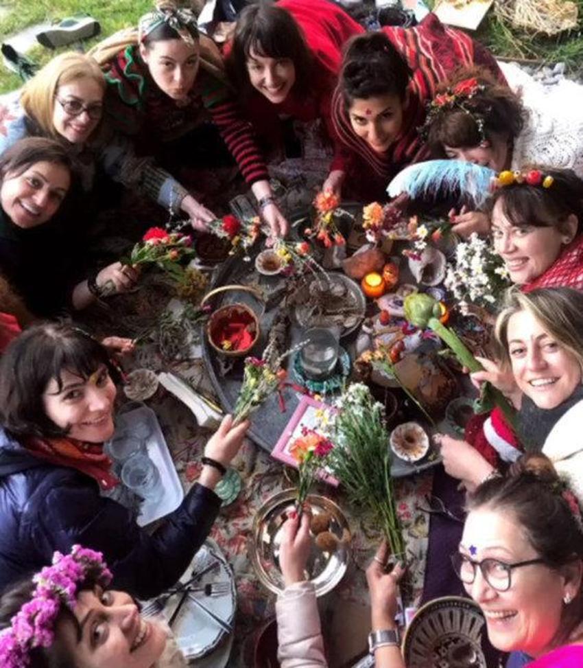 Demet Evgar'dan kına gecesi! Karnı burnunda göbek attı