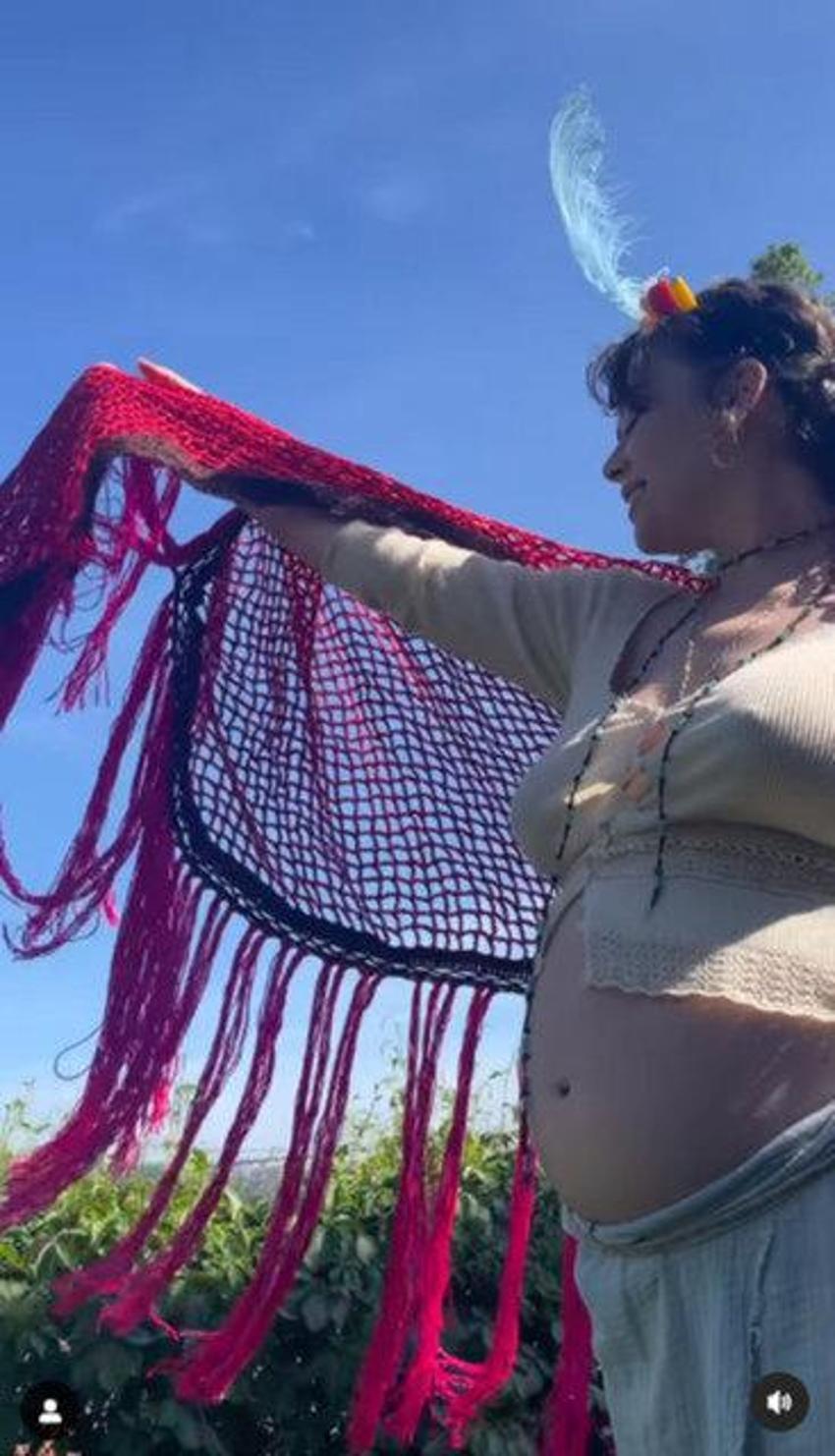 Demet Evgar'dan kına gecesi! Karnı burnunda göbek attı