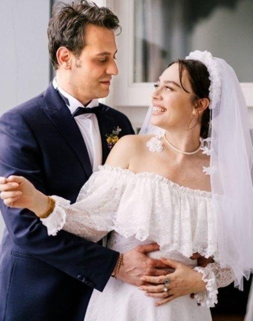 Demet Evgar'dan kına gecesi! Karnı burnunda göbek attı