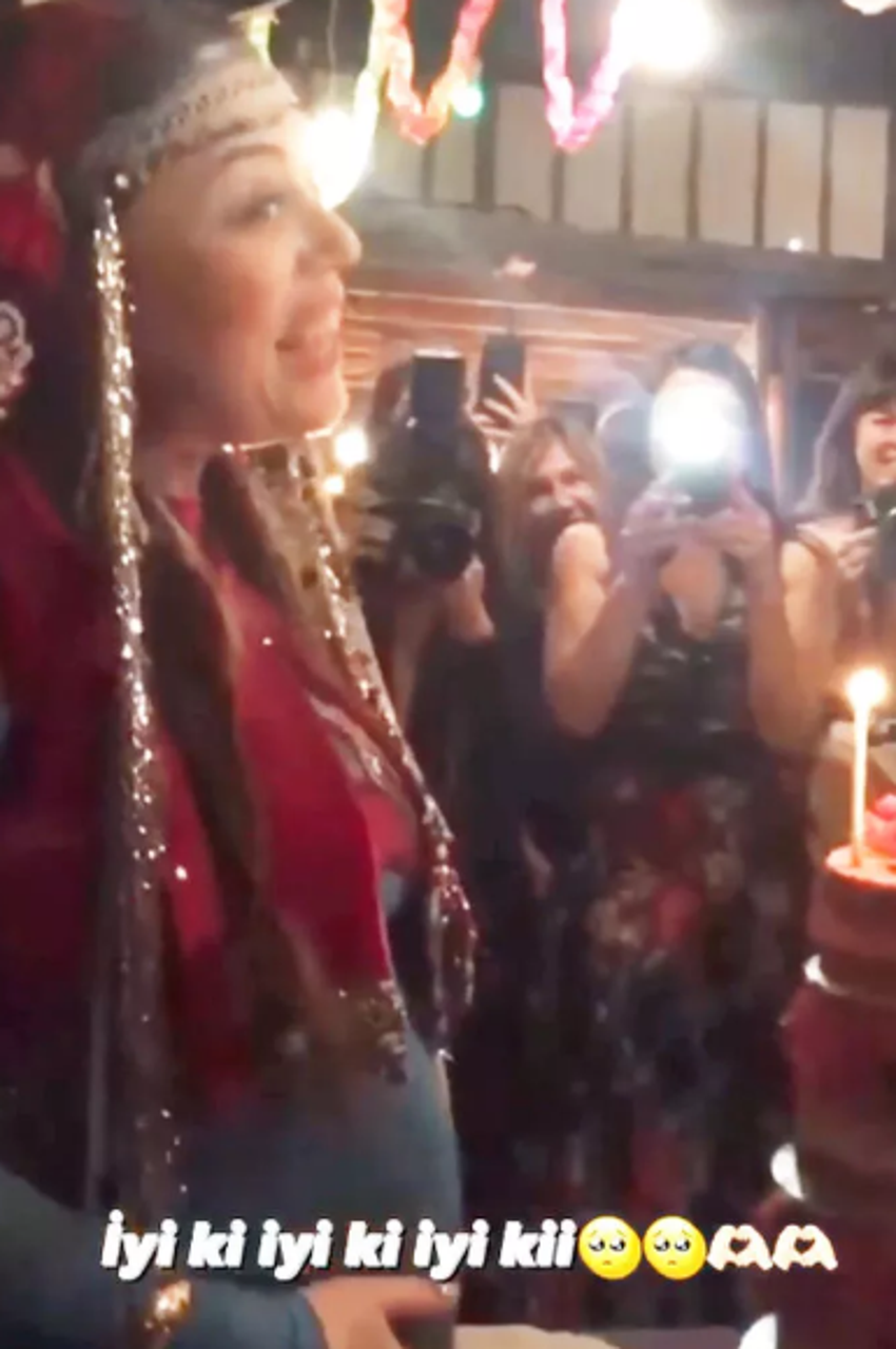 Demet Evgar'dan kına gecesi! Karnı burnunda göbek attı