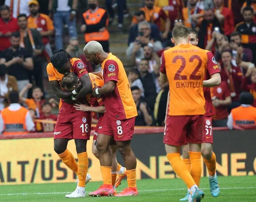 Galatasaray'da ayrılıklar peş peşe! 13 isim birden gidiyor: Yıldız futbolcu Fenerbahçe'ye...