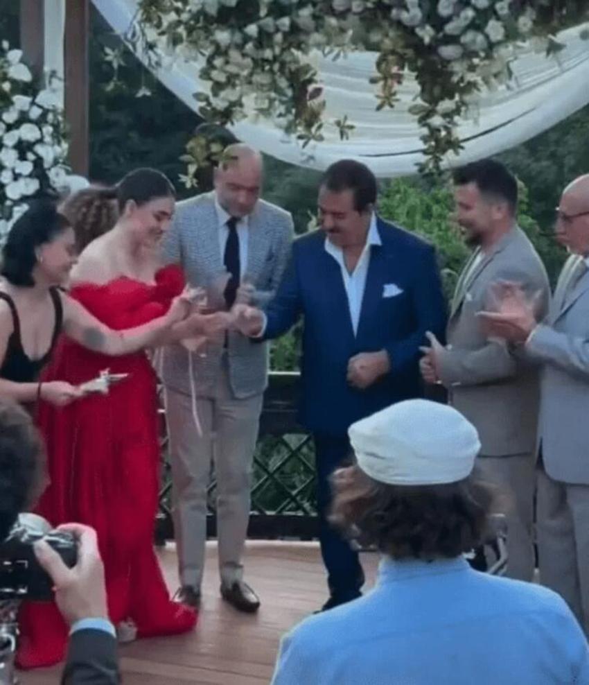 Dilan Çıtak Tatlıses'in nişanında talihsiz anlar! Elbiseye köpek işedi...