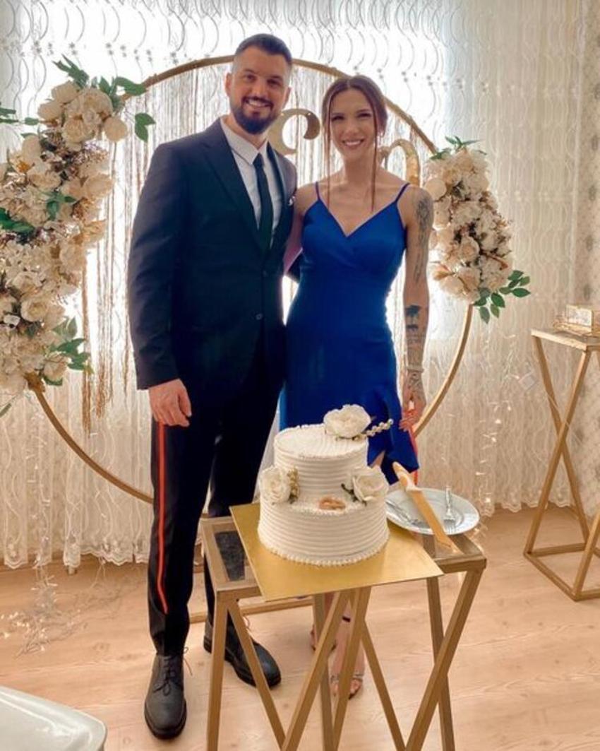 Survivor Elif'ten flaş hamle! Sevgilisinin kucağında poz verdi...
