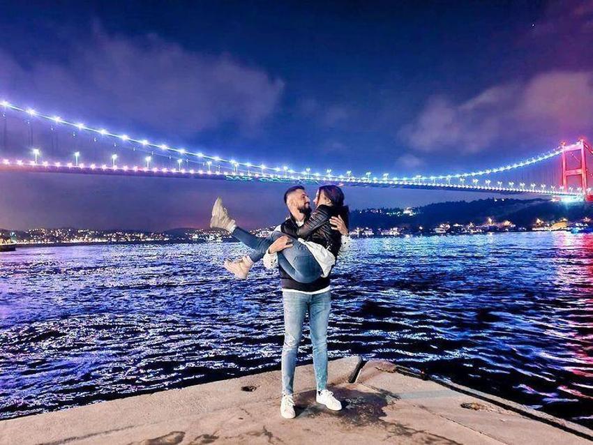 Survivor Elif'ten flaş hamle! Sevgilisinin kucağında poz verdi...