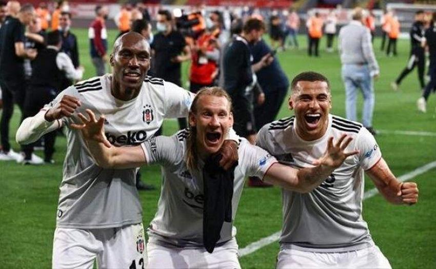 Biri kulübü çiftliğe çevirdi diğeri giderken tam 12 telefonu personellere hediye etti! Beşiktaş'ta 2 ayrılık