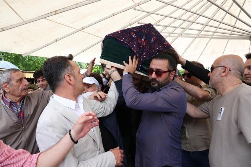 Ünlü spiker Özlem Sarıkaya'ya veda! 'Kır çiçeğim, çiçeğini bize bırakıp gitti'