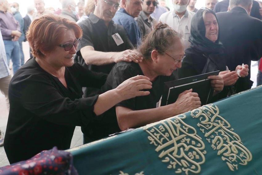 Ünlü spiker Özlem Sarıkaya'ya veda! 'Kır çiçeğim, çiçeğini bize bırakıp gitti'