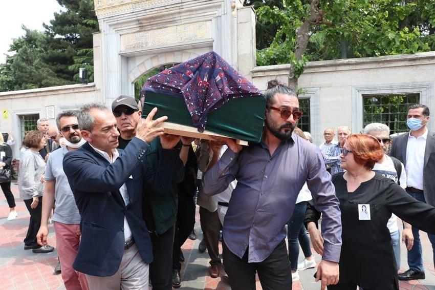 Ünlü spiker Özlem Sarıkaya'ya veda! 'Kır çiçeğim, çiçeğini bize bırakıp gitti'