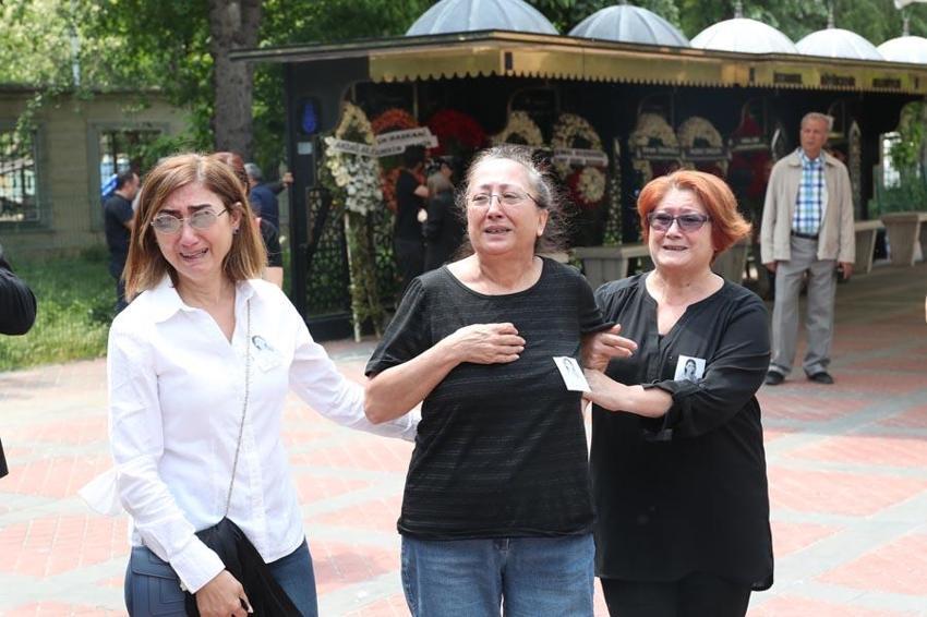 Ünlü spiker Özlem Sarıkaya'ya veda! 'Kır çiçeğim, çiçeğini bize bırakıp gitti'