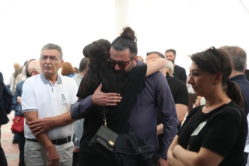 Ünlü spiker Özlem Sarıkaya'ya veda! 'Kır çiçeğim, çiçeğini bize bırakıp gitti'