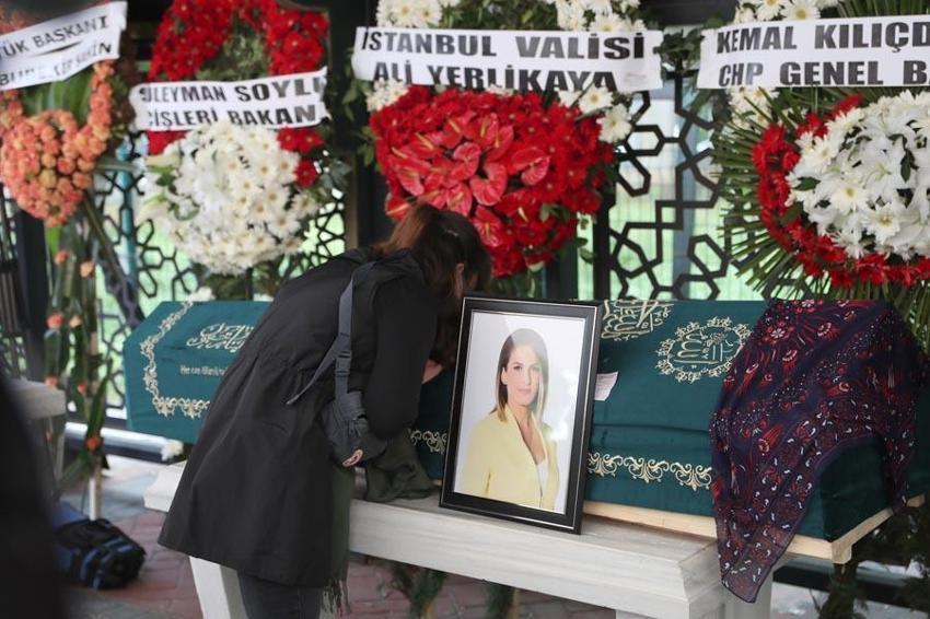 Ünlü spiker Özlem Sarıkaya'ya veda! 'Kır çiçeğim, çiçeğini bize bırakıp gitti'