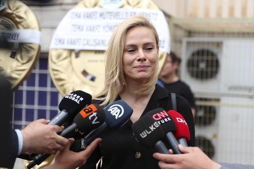 Ünlü spiker Özlem Sarıkaya'ya veda! 'Kır çiçeğim, çiçeğini bize bırakıp gitti'