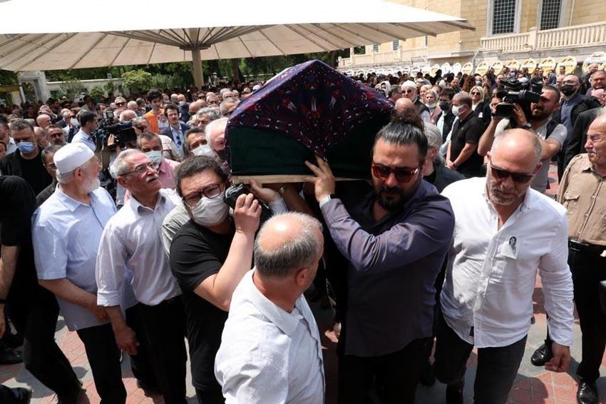 Ünlü spiker Özlem Sarıkaya'ya veda! 'Kır çiçeğim, çiçeğini bize bırakıp gitti'