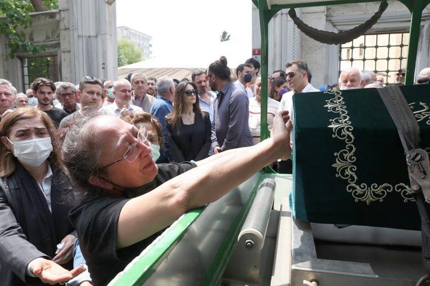 Ünlü spiker Özlem Sarıkaya'ya veda! 'Kır çiçeğim, çiçeğini bize bırakıp gitti'