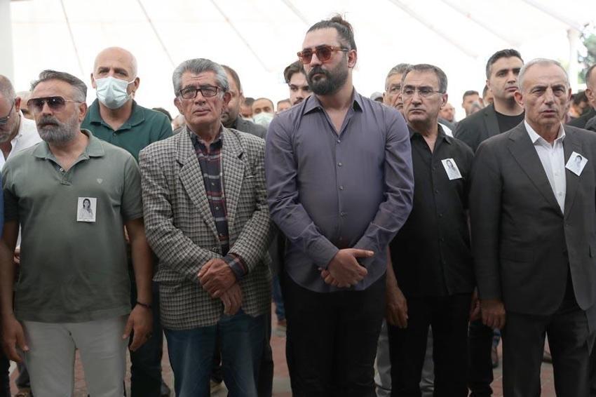 Ünlü spiker Özlem Sarıkaya'ya veda! 'Kır çiçeğim, çiçeğini bize bırakıp gitti'