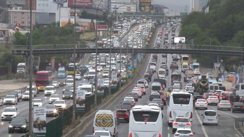 İstanbul'da sağanak yağış bir anda etkisini gösterdi, vatandaşlar zor anlar yaşadı!