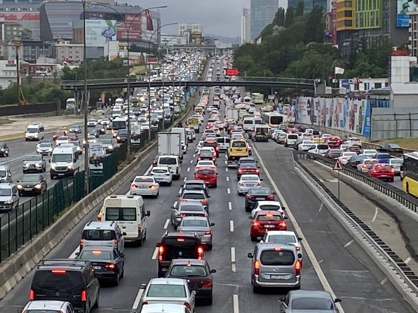 İstanbul'da sağanak yağış bir anda etkisini gösterdi, vatandaşlar zor anlar yaşadı!