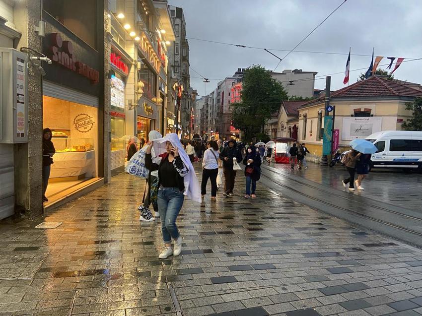 İstanbul'da sağanak yağış bir anda etkisini gösterdi, vatandaşlar zor anlar yaşadı!