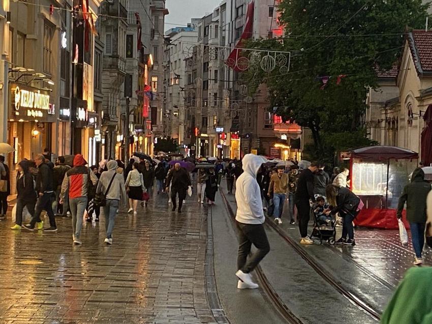 İstanbul'da sağanak yağış bir anda etkisini gösterdi, vatandaşlar zor anlar yaşadı!