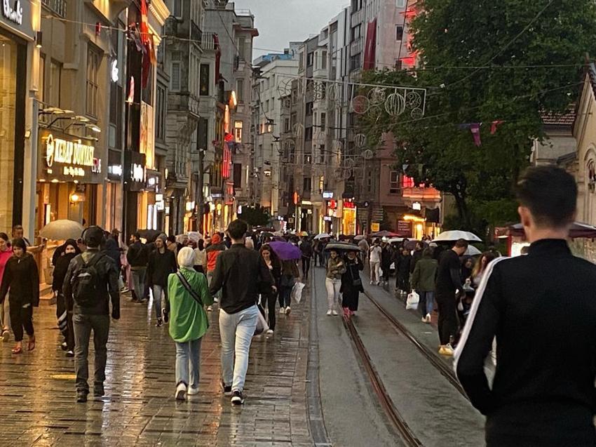 İstanbul'da sağanak yağış bir anda etkisini gösterdi, vatandaşlar zor anlar yaşadı!